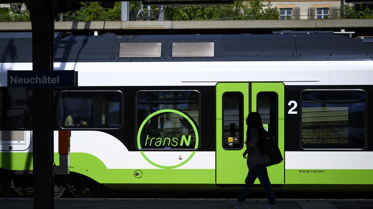 Un train des Transports publics neuchâtelois, transN, photographié en 2023 à la gare CFF de Neuchâtel. [KEYSTONE - LAURENT GILLIERON]