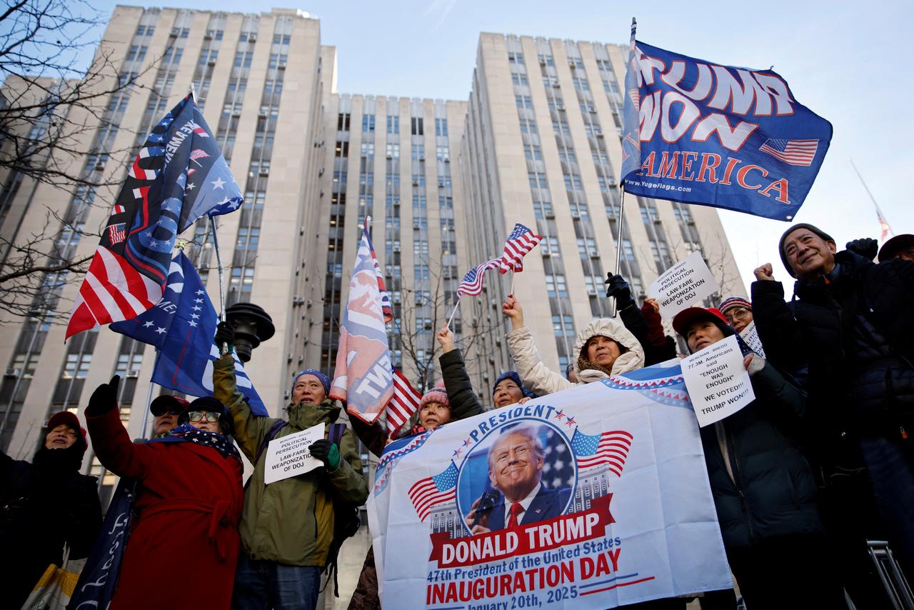 Des partisans de Donald Trump devant le tribunal de New York vendredi. [REUTERS - Eduardo Munoz]