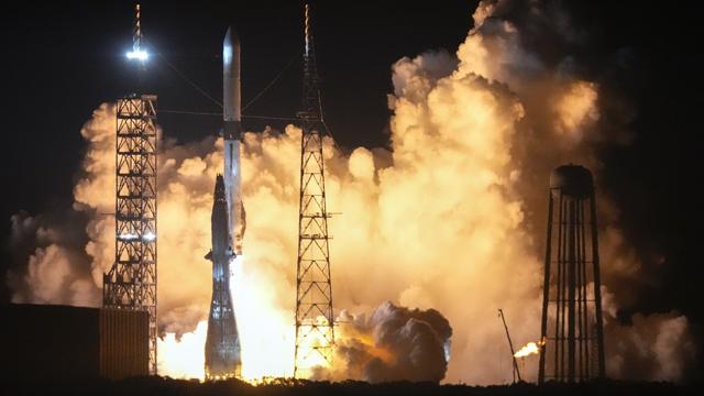 La fusée New Glenn de Blue Origin décolle du complexe de lancement de la station spatiale de Cap Canaveral, le jeudi 16 janvier 2025, à Cap Canaveral (Floride). [Keystone - AP Photo/John Raoux]