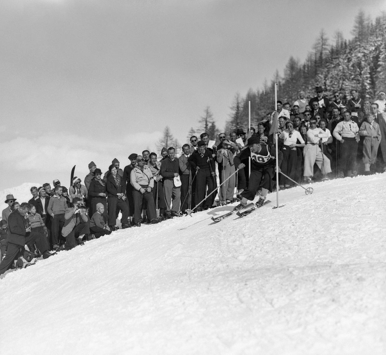 En 1931, le Suisse Walter Prager devient le premier champion du monde de l'histoire en descente. [STR - Keystone]