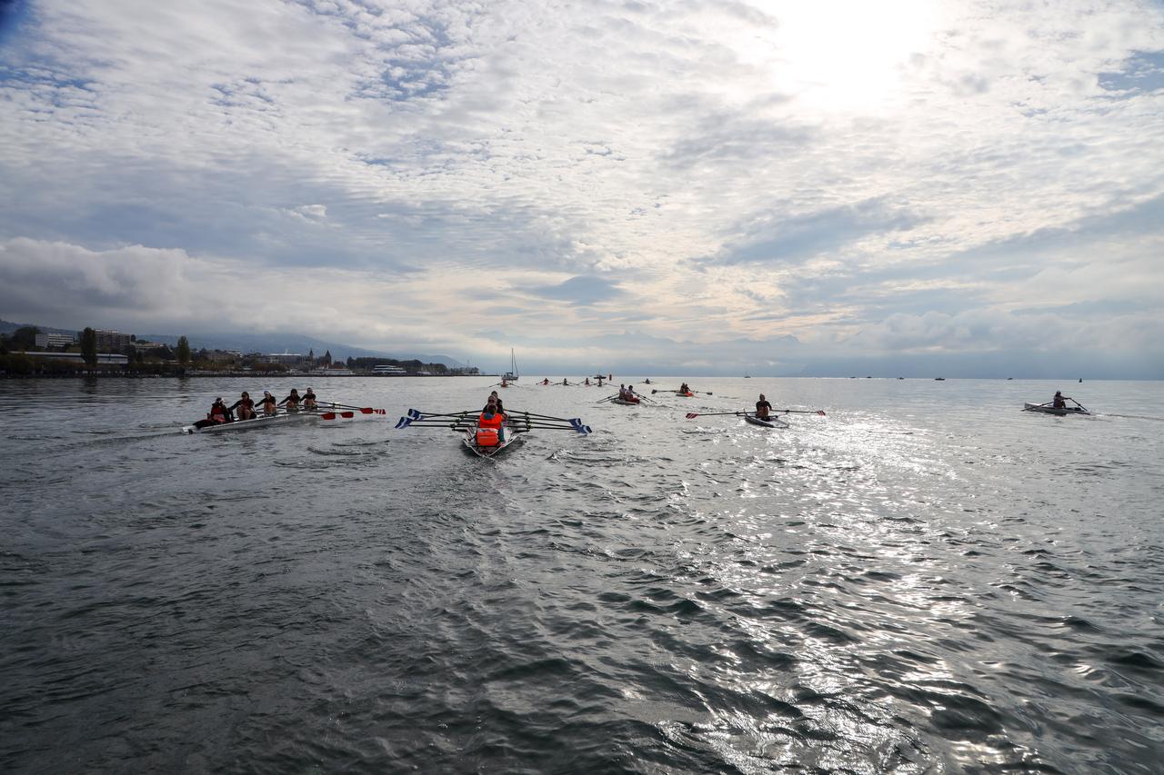 Des rameurs s'entraînent dans la baie de Vidy, à Lausanne. [Lausanne-Sports Aviron]