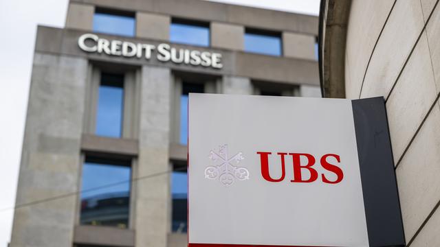 Les logos d'UBS et de Credit Suisse à Genève. [KEYSTONE - MARTIAL TREZZINI]