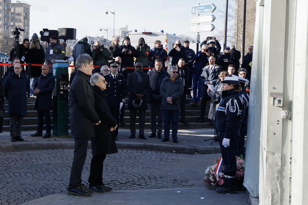 Le directeur de publication de Charlie Hebdo, Riss, et le journaliste Gerard Biard se recueillent devant le magasin hypercasher de Paris. [AFP - LUDOVIC MARIN]