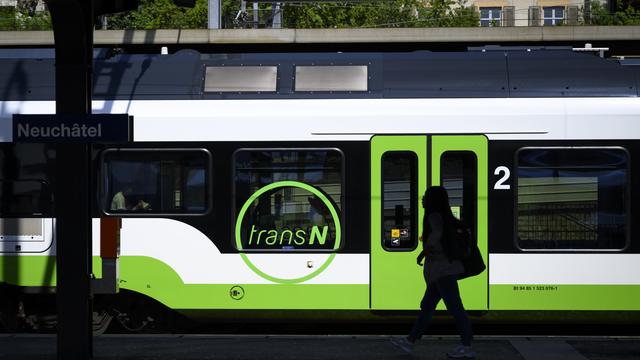 Un train des Transports publics neuchâtelois, transN, photographié en 2023 à la gare CFF de Neuchâtel. [KEYSTONE - LAURENT GILLIERON]