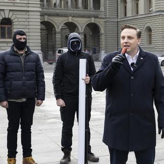 Nils Fiechter, le président des Jeunes UDC, durant une manifestation demandant une application plus stricte de la loi dite "anti-burqa" à Berne le 4 janvier 2025. [Keystone - Peter Schneider]