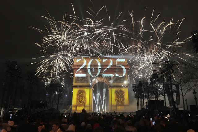 Plus d'un million de personnes se sont rassemblées sur l'avenue des Champs-Elysées pour Nouvel An. [Keystone - Thibault Camus - AP Photo]