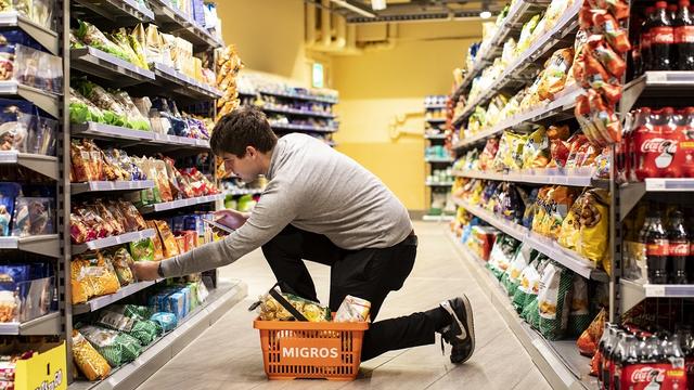 L'alimentation a connu une baisse des prix de 0,9% comparée à décembre 2023. [Keystone - Alexandra Wey]