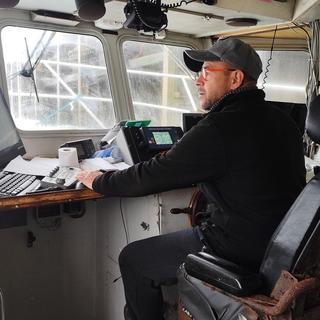 France: Laurent Merlin, à bord de son petit bateau de 12 mètres, hérité de son père. [RTS - Sébastien Farcis]