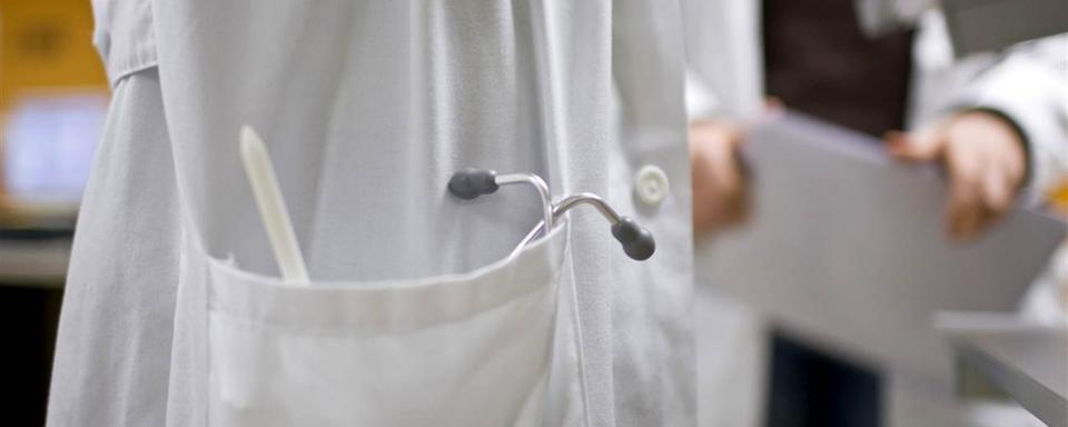 Un médecin en blouse blanche dans un hôpital romand en 2009 (image d'illustration). [Keystone - Gaetan Bally]