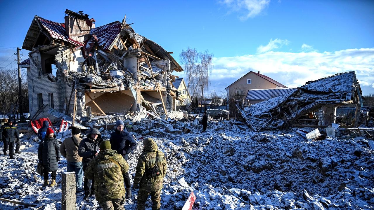 Des habitants regardent leurs maisons détruites la veille par des tirs de missiles russes, à Tchernihiv, en Ukraine, le 4 janvier 2025. [REUTERS - Maksym Kishka]