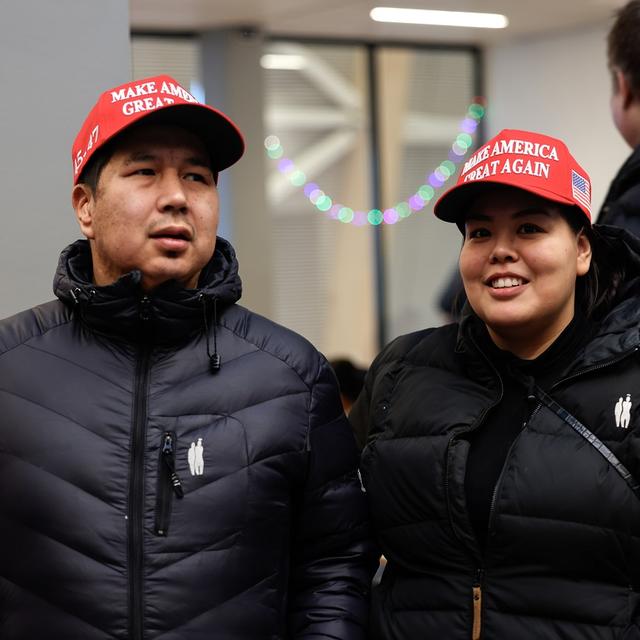 Des personnes portant la casquette de Donald Trump lors d'un rallye MAGA à Nuuk, au Groenland. Le 7 janvier 2025. [EPA/KEYSTONE - EMIL STACH]