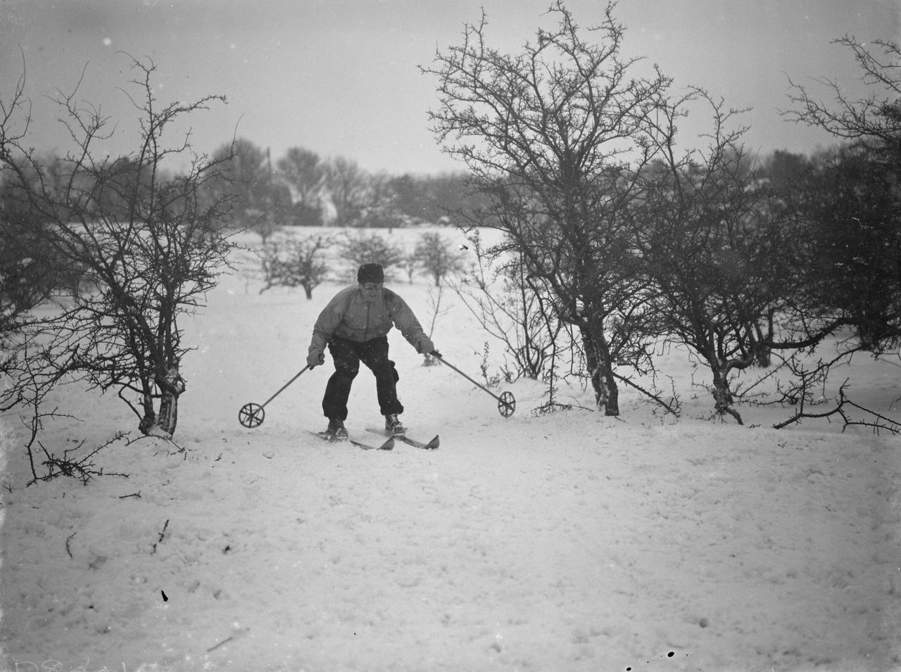 Dès le 20e siècle, les skieurs sont munis de deux bâtons. [Imago]