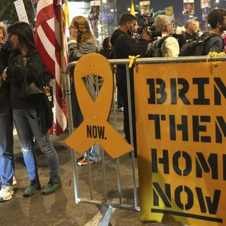 Depuis plus d'un an, des rassemblements hebdomadaires sont organisés en soutien aux familles des otages à Tel Aviv. [Keystone - AP Photo/Ohad Zwigenberg]