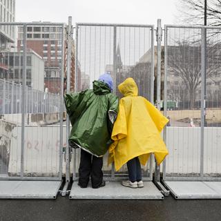 Deux personnes à Washington, gagnée par un froid extrême. [Keystone/EPA - Allison Dinner]