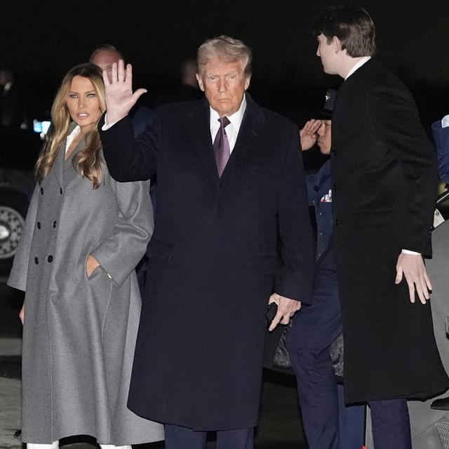 Le président élu Donald Trump et Melania Trump à leur arrivée à l'aéroport international de Dulles, en Virginie, le 18 janvier 2025. [Keystone - AP Photo/Alex Brandon]