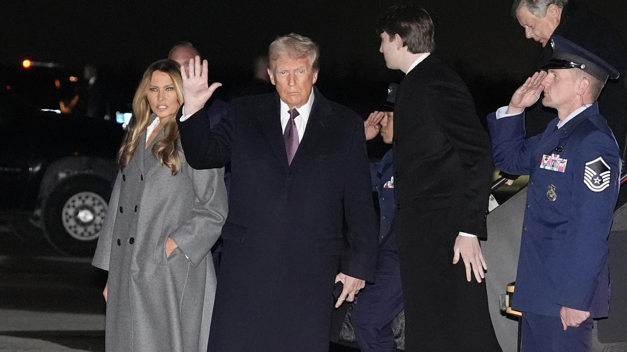 Le président élu Donald Trump et Melania Trump à leur arrivée à l'aéroport international de Dulles, en Virginie, le 18 janvier 2025. [Keystone - AP Photo/Alex Brandon]