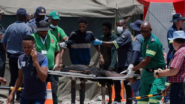 Un mineur transporté sur une civière lors des opérations de sauvetage dans la mine désaffectée de Stilfontein, en Afrique du Sud. [Reuters - Ihsaan Haffejee]