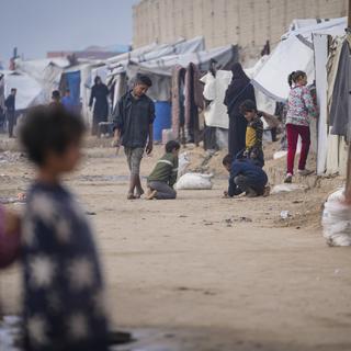 Des enfants palestiniens dans un camp de réfugiés à Gaza. [Keystone - AP Photo/Abdel Kareem Hana]