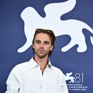 L'acteur Benjamin Voisin au 81ème Festival International du Film de Venise au Lido de Venise, le 4 septembre 2024 pour la présentation du film "Jouer avec le feu". [AFP - Marco BERTORELLO]