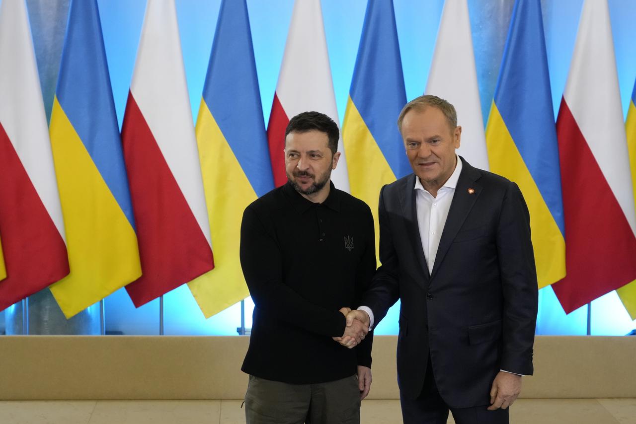 Le président ukrainien Volodymyr Zelensky et le Premier ministre polonais Donald Tusk. [KEYSTONE - CZAREK SOKOLOWSKI]