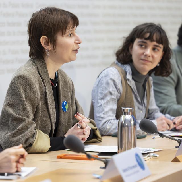 Les Jeunes Vert-e-s lancent la campagne de leur initiative pour le respect des limites planétaires. [Keystone - Peter Klaunzer]