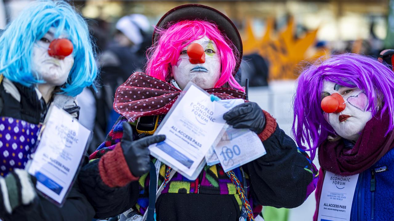 Une randonnée anti-WEF réunit environ 350 manifestants vers Davos. [Keystone - Michael Buholzer]