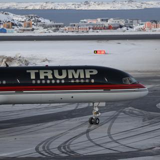 Un avion transportant Donald Trump Jr. arrive à l'aéroport de Nuuk, au Groenland, le 07 janvier 2025. [Keystone - EPA/EMIL STACH]