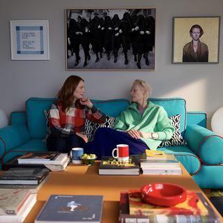 Julianne Moore et Tilda Swinton dans le film "La chambre d'à côté" (2024). [El Deseo / Pathé Films - Iglesias Más]