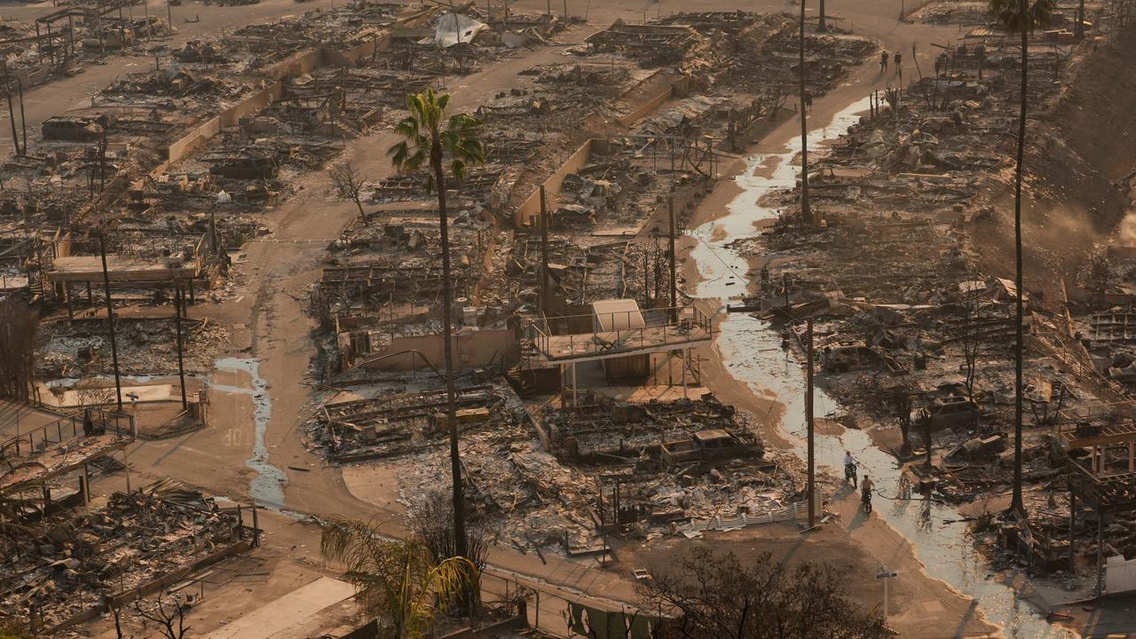 Des maisons détruites dans la banlieue de Pacific Palisades à Los Angeles. [Keystone - AP/Jae C. Hong]