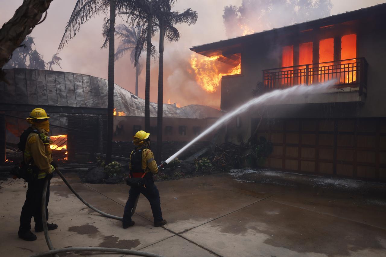 De nombreuses habitations sont la proie des flammes sur les hauteurs de Los Angeles. [KEYSTONE - ETIENNE LAURENT]