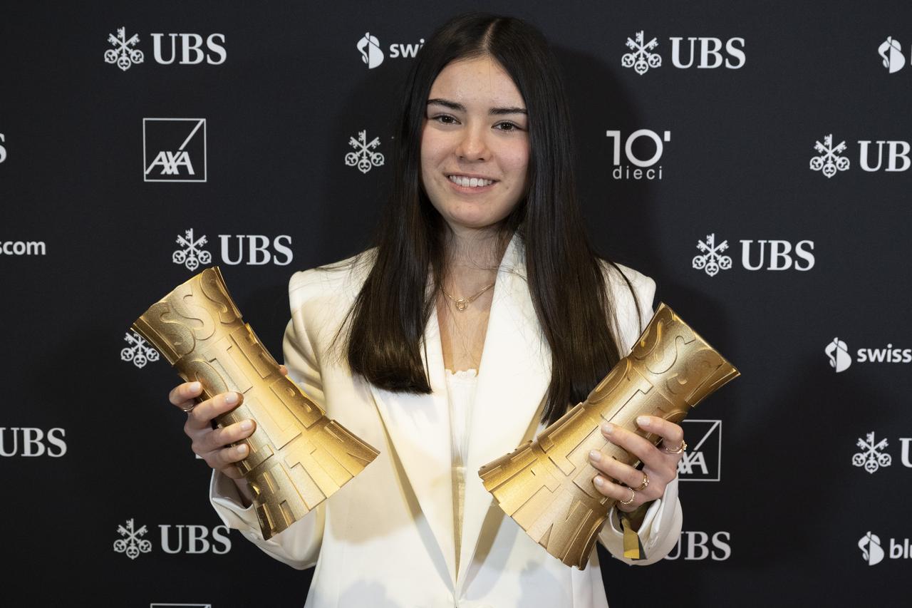 Naomi Luyet prend la pose avec ses trophées. [Keystone - Peter Schneider]