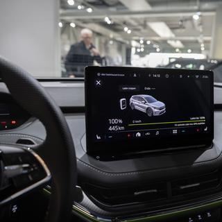 L'écran d'une Skoda ENYAQ électrique, photographié le jeudi 10 mars 2022 dans les locaux de vente d'Amag à Cham. [Keystone - Christian Beutler]