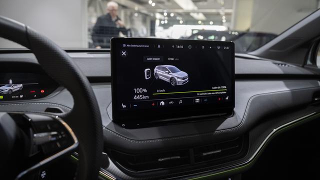 L'écran d'une Skoda ENYAQ électrique, photographié le jeudi 10 mars 2022 dans les locaux de vente d'Amag à Cham. [Keystone - Christian Beutler]