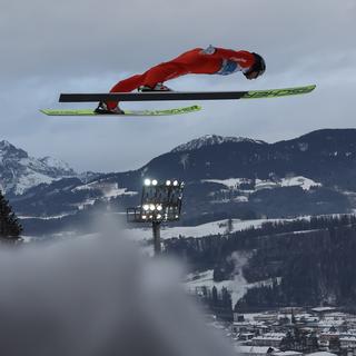 Le lucernois Gregor Deschwanden dans ses oeuvres lors du saut d'entraînement du tremplin de Bischofhofen (AUT) lors de la tournée des 4 tremplins. [EPA (Poland) / Keystone - Grzegorz Momo]