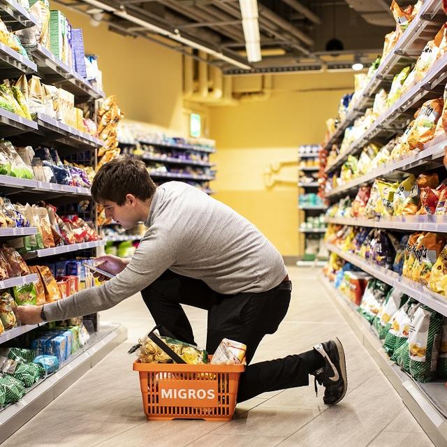 L'alimentation a connu une baisse des prix de 0,9% comparée à décembre 2023. [Keystone - Alexandra Wey]