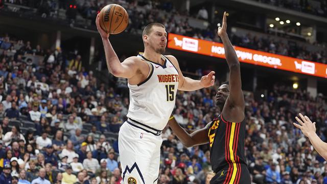 Nikola Jokic (à gauche) a terrassé les Hawks de Clint Capela (à droite). [KEYSTONE - DAVID ZALUBOWSKI]