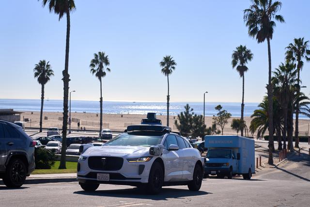 Une voiture autonome Waymo dans le trafic de Los Angeles. [KEYSTONE - ALLISON DINNER]