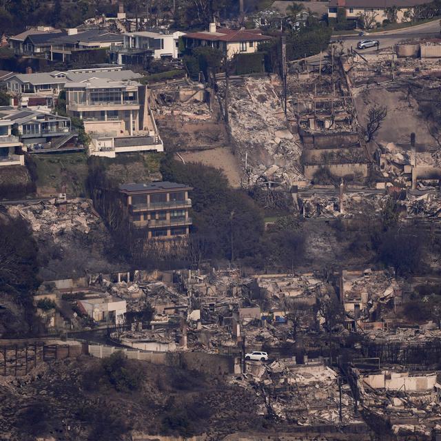 Les dégâts causés par l'incendie sont vus du ciel dans le quartier de Pacific Palisades à Los Angeles, jeudi 9 janvier 2025 [AP/ATS-Keystone - Mark J. Terrill]