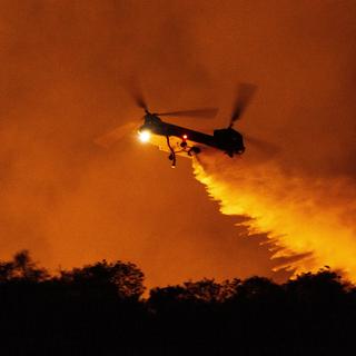 Les feux ne faiblissent pas à Los Angeles. [Keystone - AP Photo/Etienne Laurent]