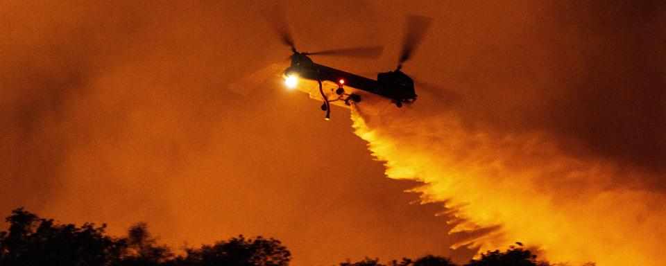 Les feux ne faiblissent pas à Los Angeles. [Keystone - AP Photo/Etienne Laurent]