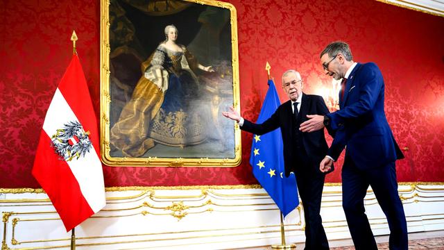 Le président autrichien Alexander Van der Bellen accueille le président du  Parti autrichien de la liberté (FPÖ) Herbert Kickl lors de leur rencontre à Vienne, le 6 janvier 2025. [KEYSTONE - MAX SLOVENCIK]