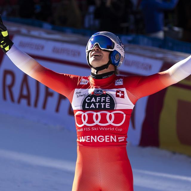 Marco Odermatt triomphe face à Franjo Von Allmen lors de la descente du Lauberhorn. Le 18 janvier 2025 à Wengen en Suisse. [Keystone - Peter Klaunzer]