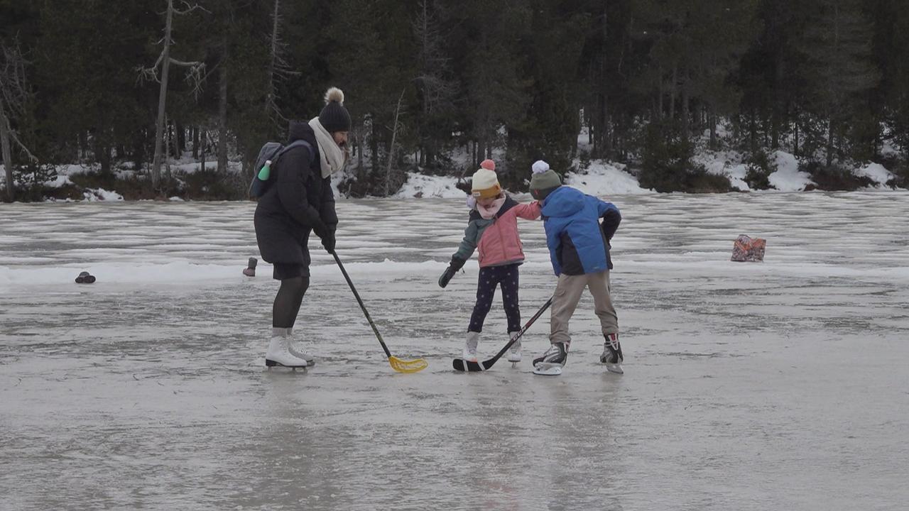 Du hockey sur l'étang de la Gruère. [RTS]