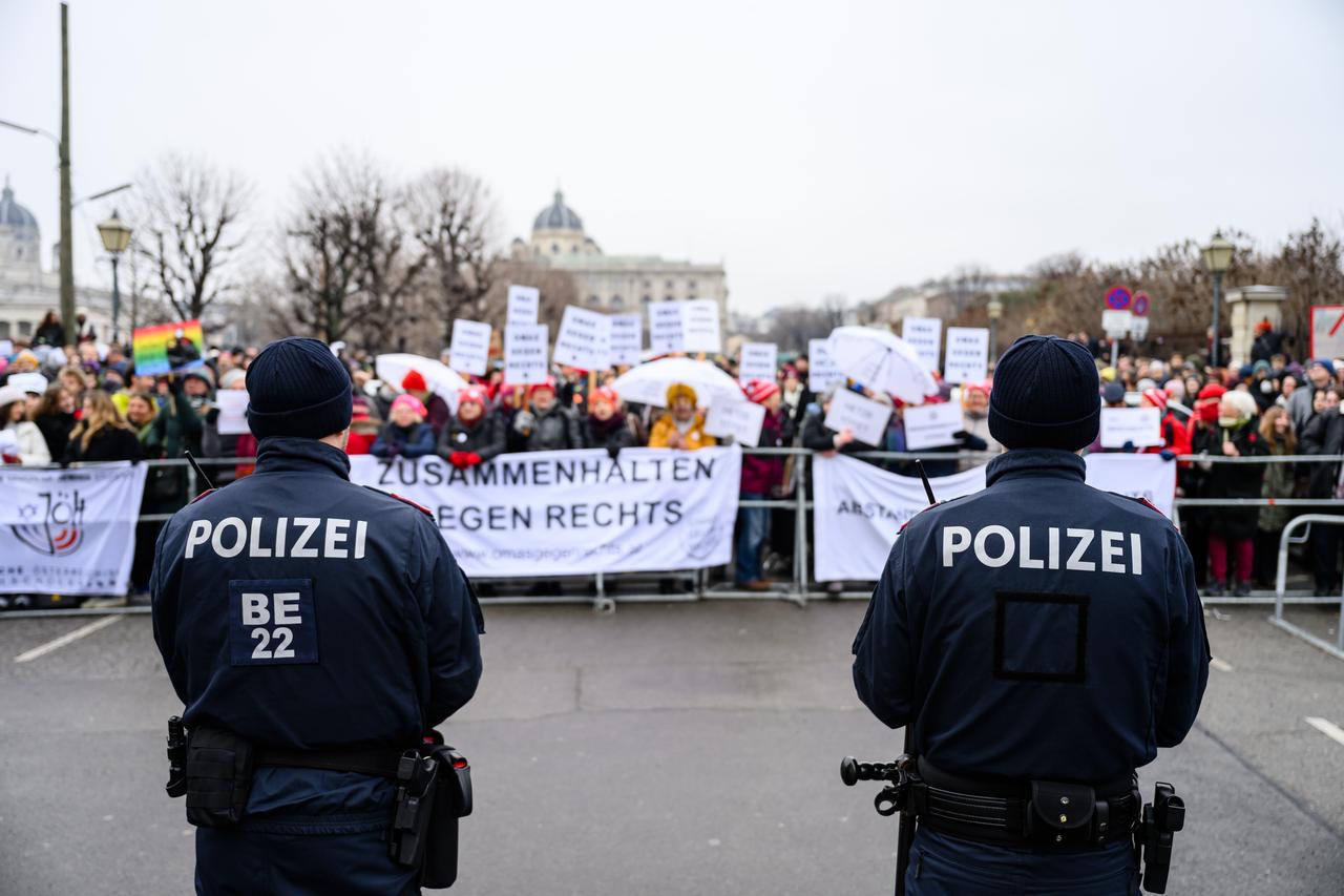 Des centaines de manifestants se sont rassemblés lundi devant le palais de la Hofburg, siège de la présidence, criant "Nazis dehors. [KEYSTONE - MAX SLOVENCIK]