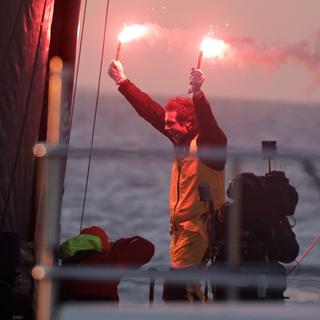 Le skipper normand Charlie Dalin remporte le Vendée Globe en établissant un impressionnant nouveau record de vitesse. [Keystone/EPA - Christophe Petit Tesson]