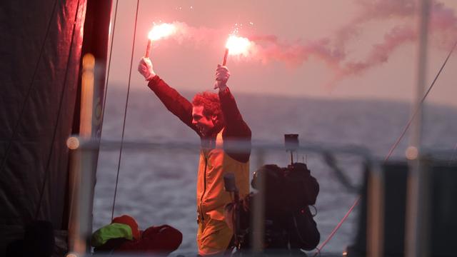 Le skipper normand Charlie Dalin remporte le Vendée Globe en établissant un impressionnant nouveau record de vitesse. [Keystone/EPA - Christophe Petit Tesson]