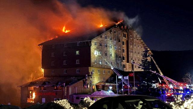 Sur cette photo, des pompiers travaillent pour éteindre un incendie dans un hôtel de la station de ski de Kartalkaya, dans la province de Bolu, en Turquie, le 21 janvier 2025. [reuters]