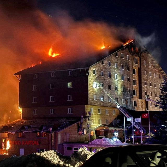 Sur cette photo, des pompiers travaillent pour éteindre un incendie dans un hôtel de la station de ski de Kartalkaya, dans la province de Bolu, en Turquie, le 21 janvier 2025. [reuters]