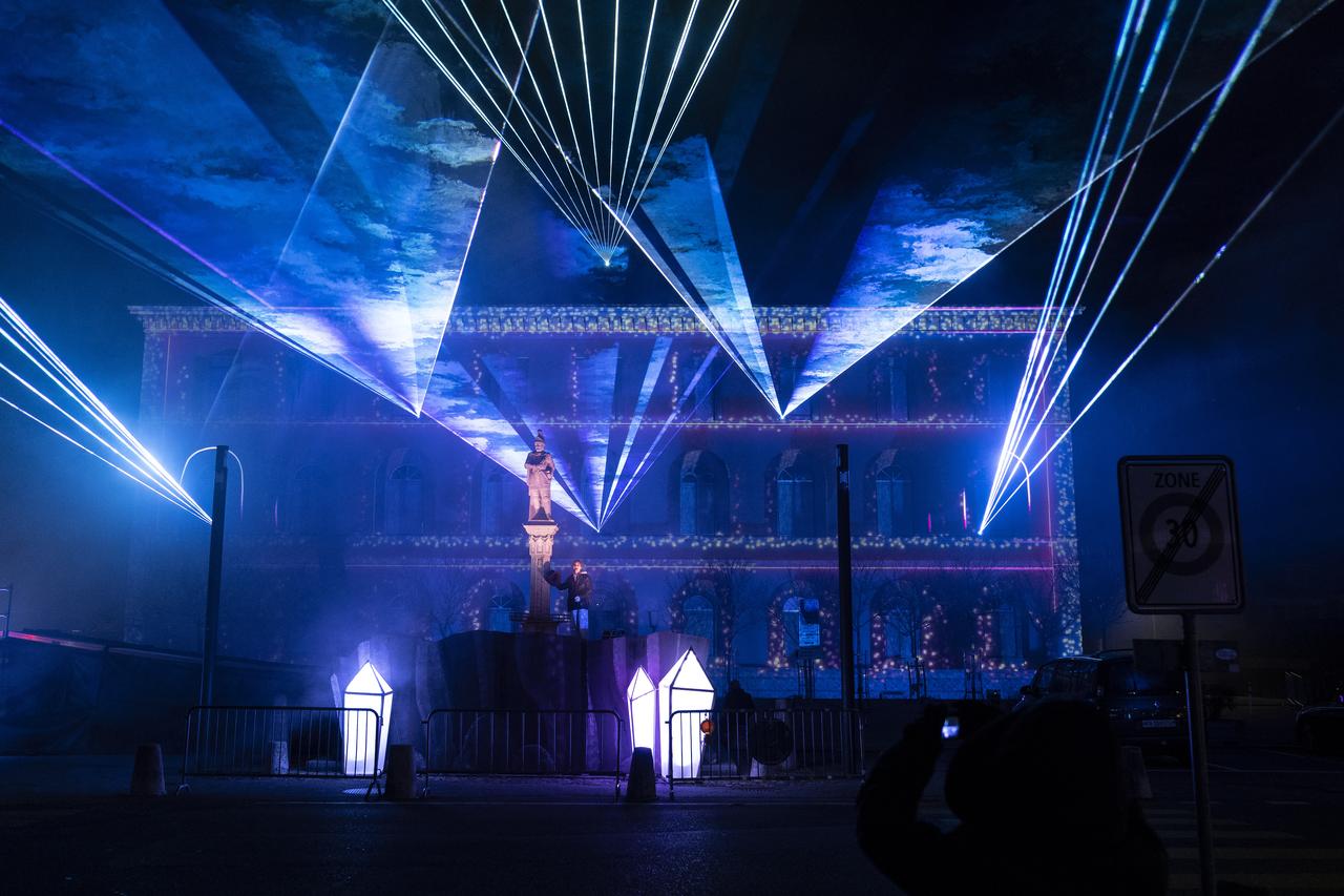 "Voyage au centre de la Terre: Die Kristallgrotte" au Festival des Lumières de Morat. [KEYSTONE - PETER SCHNEIDER]