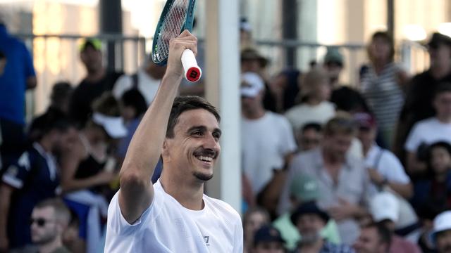 Le tennisman italien Lorenzo Sonego a aisément battu Stan Wawrinka en quatre sets victorieux lors de l'Open d'Australie. [Keystone/AP Photo - Manish Swarup]